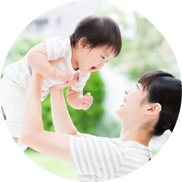 子供を抱く母親