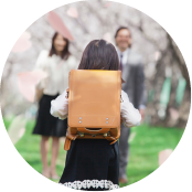 ランドセルを背負う少女