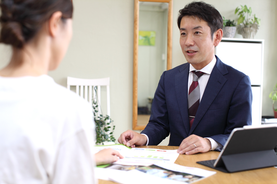 保険の紹介をするアクティスタッフ