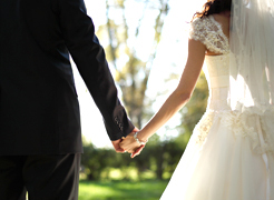 結婚するカップル