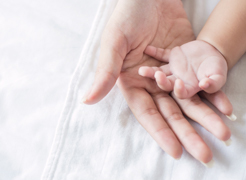 子供と母親の手